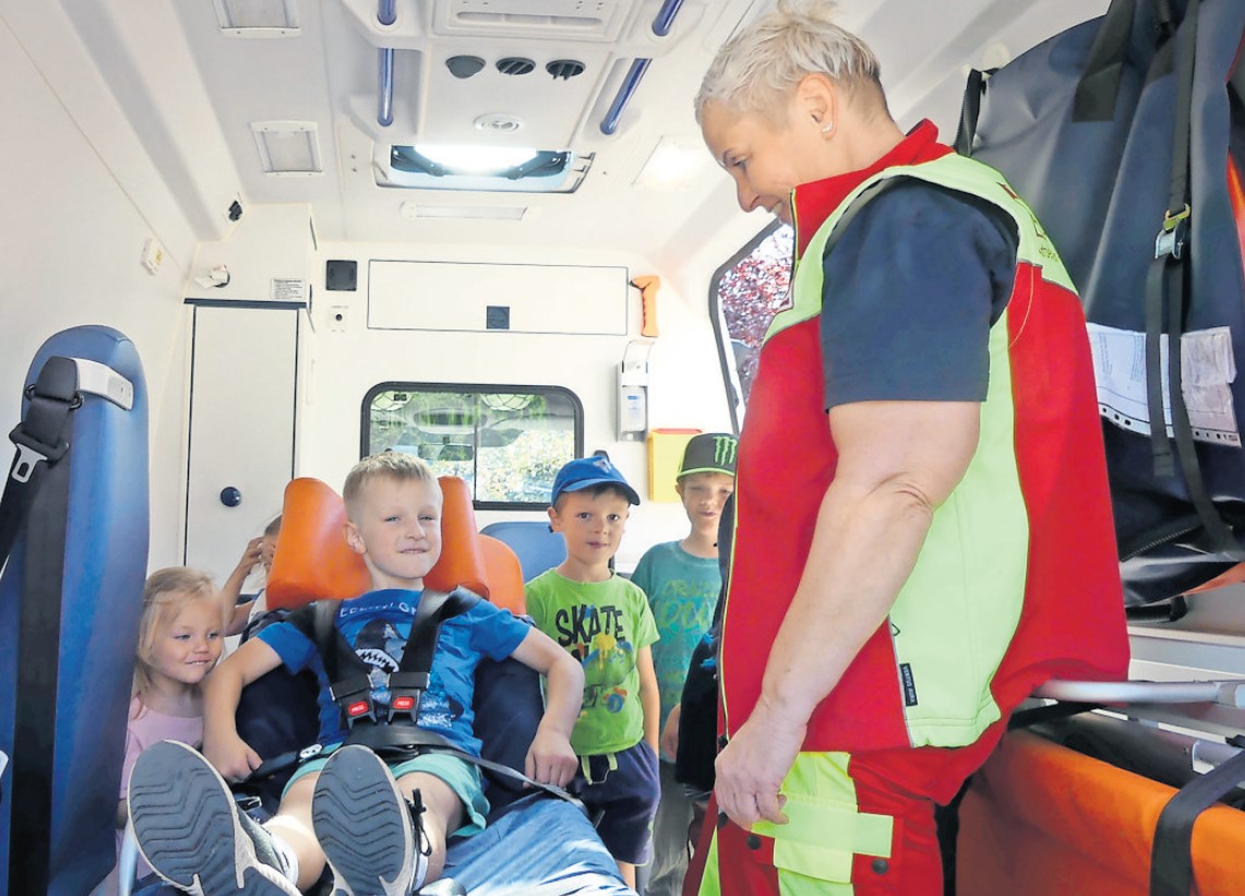 Kita-Kinder lernen Katastrophenschutz-Auto kennen