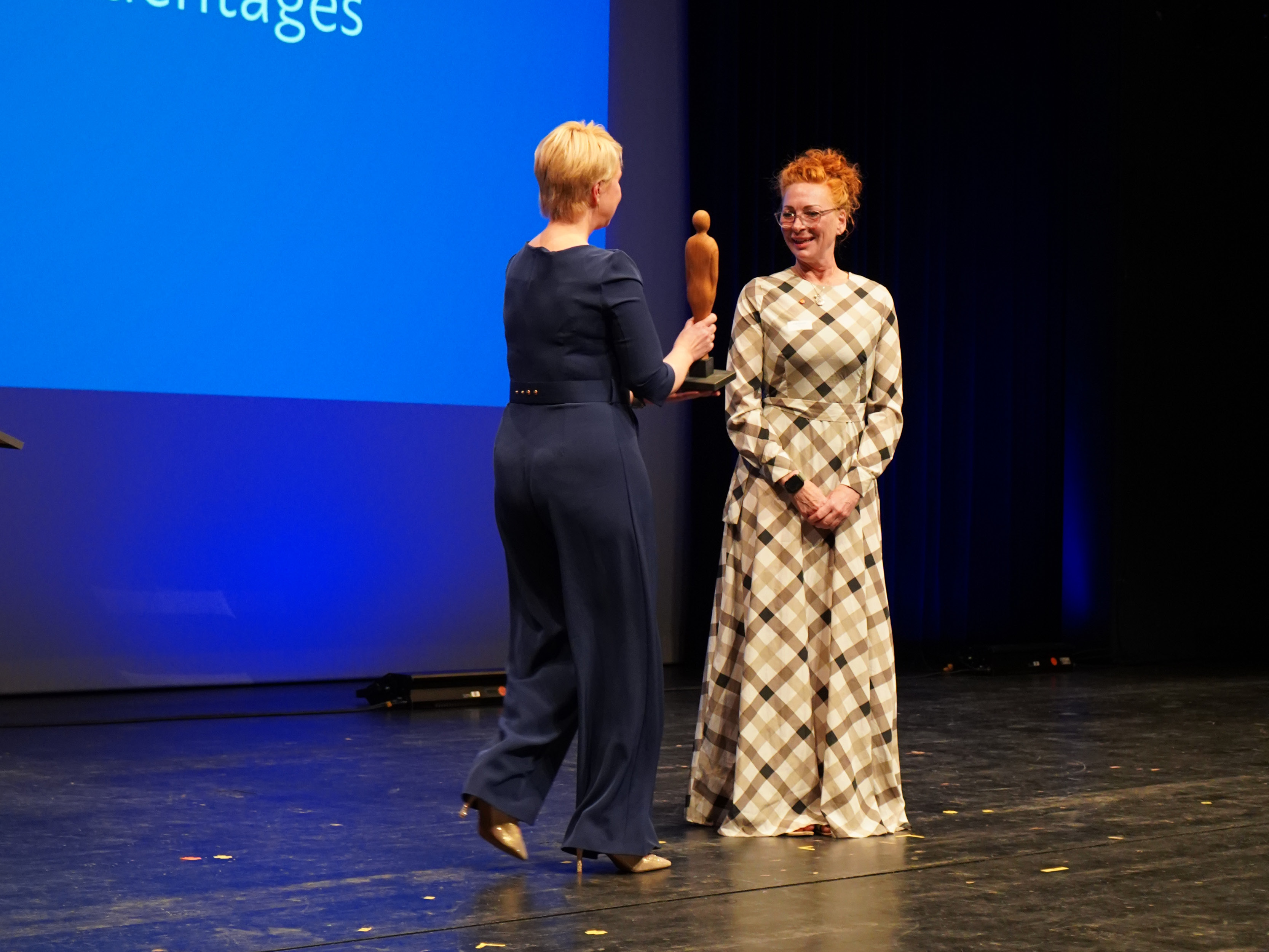 Ministerpräsidentin Manuela Schwesig überreicht Birgit Waniorek den Preis "Frau des Jahres"