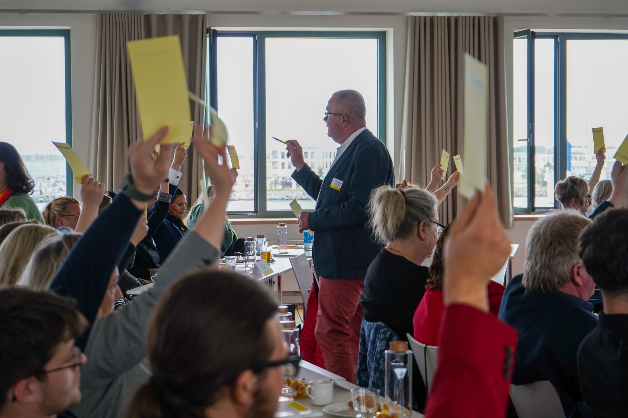 Vorstandswahl auf der Landeskonferenz 2026 Delegierte heben ihre Stimmkarten bei der Wahl des neues Vorstandes.
