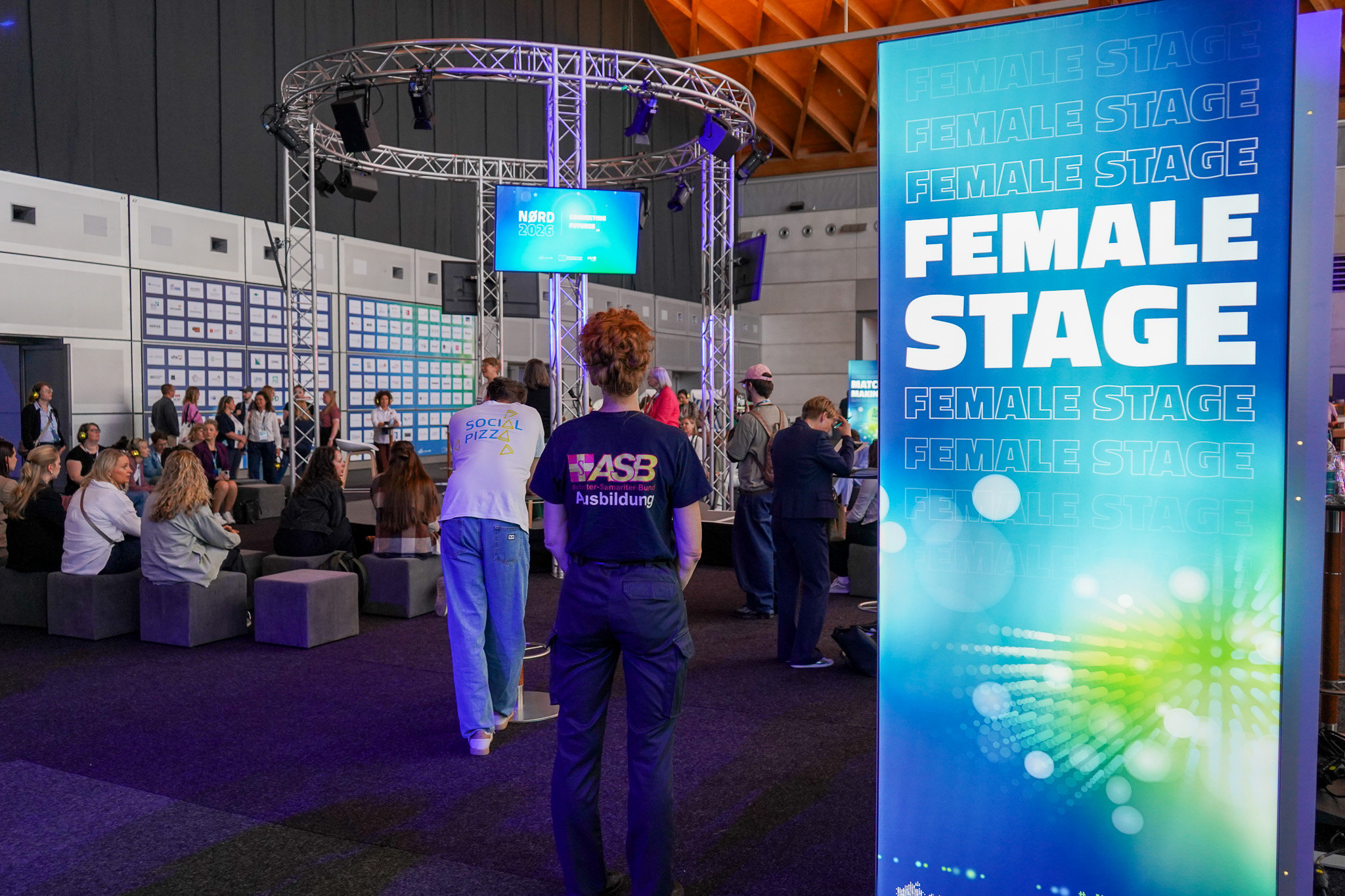 Birgit Waniorek vom RV SWM bereitet sich auf ihren Beitrag auf der Female Stage vor.