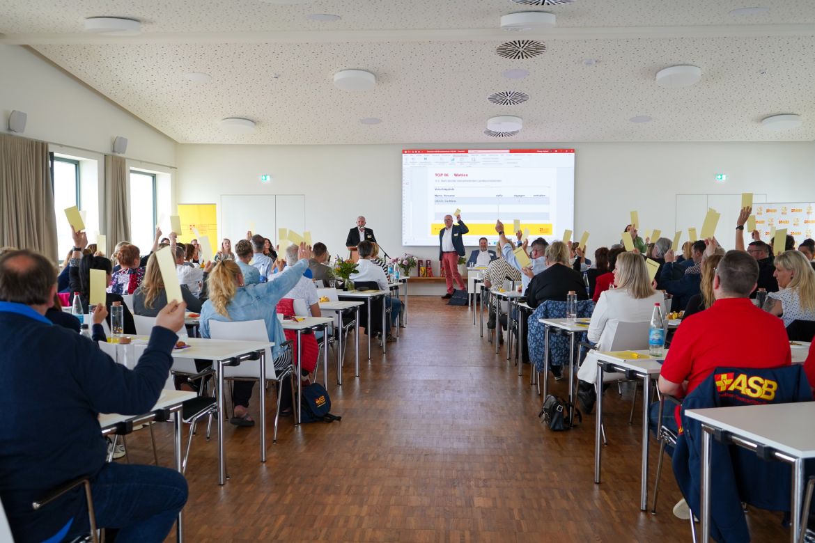 Abstimmung per Stimmkarte.jpg